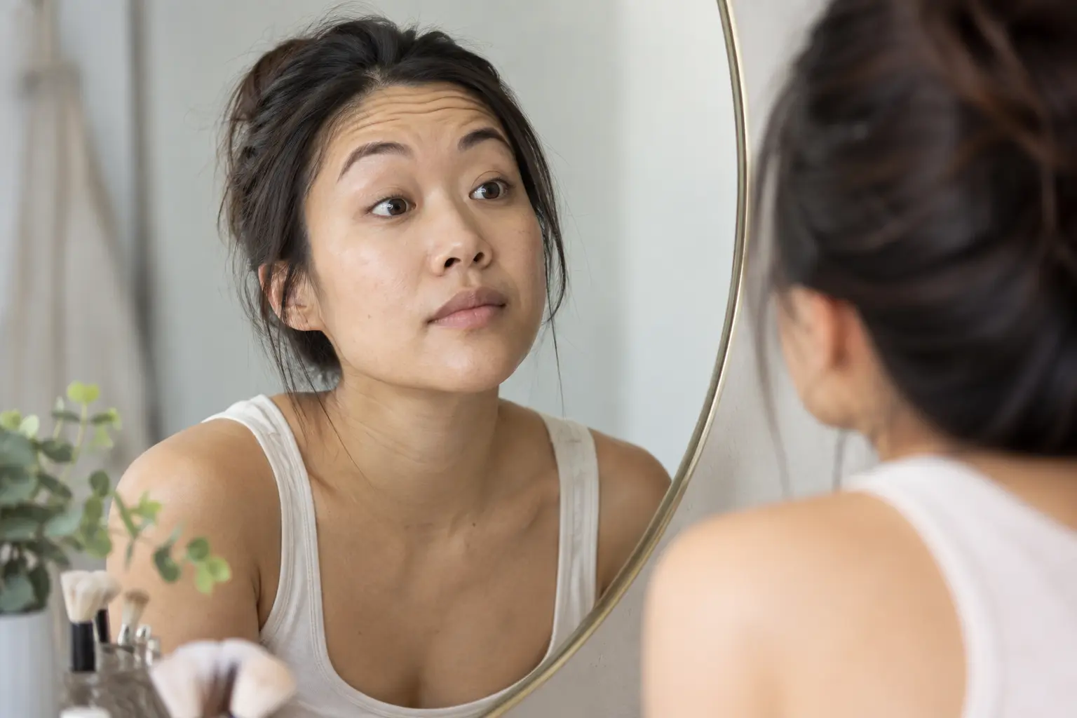 亞洲成年女性照鏡觀察眉部自然活動