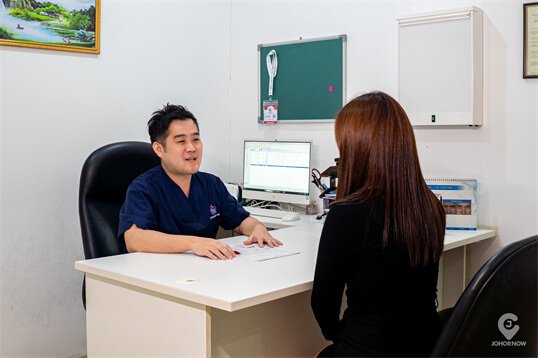 Dr. Kevin Lee providing personalized aesthetic consultation to patient at Medi Clinic Johor Bahru, demonstrating his patient-focused care approach