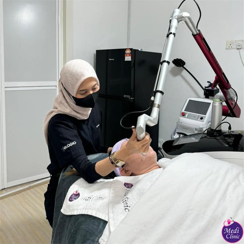 Dr. Farah lập kế hoạch liệu trình da mặt cho bệnh nhân tại Johor Dr. Farah lập kế hoạch liệu trình da mặt cho bệnh nhân tại Johor | Tư vấn thẩm mỹ | Malaysia Johor Bahru