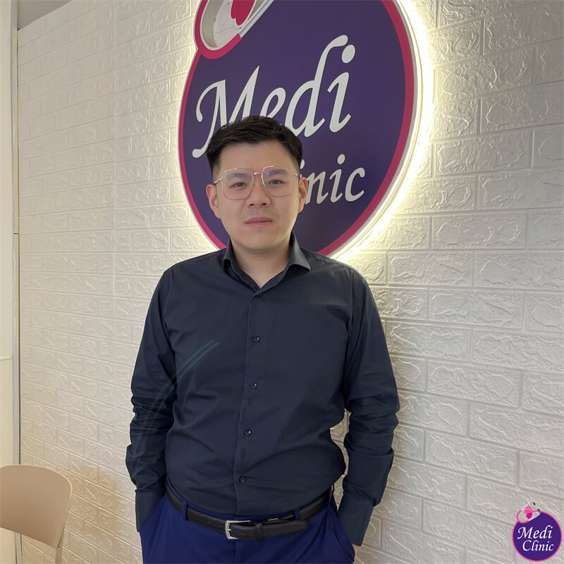 Dr. Lim mendiskusikan rencana perawatan kulit dengan pasien di Medi Clinic JB | Konsultasi estetika Malaysia Johor Bahru Dr. Lim mendiskusikan rencana perawatan kulit dengan pasien di Medi Clinic JB | Konsultasi estetika Malaysia Johor Bahru