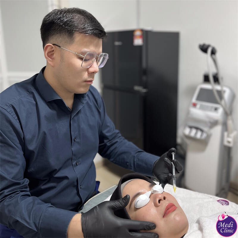 Dr. Lim menyiapkan suntikan estetika di ruang konsultasi Medi Clinic | Suntik filler Malaysia Johor Bahru Dr. Lim menyiapkan suntikan estetika di ruang konsultasi Medi Clinic | Suntik filler Malaysia Johor Bahru